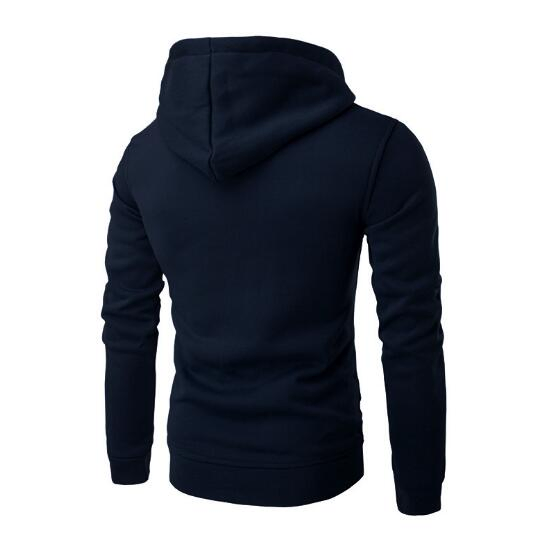 Небольшое количество Подгоняет логотип бренда под дешевую простую мужскую толстовку с капюшоном