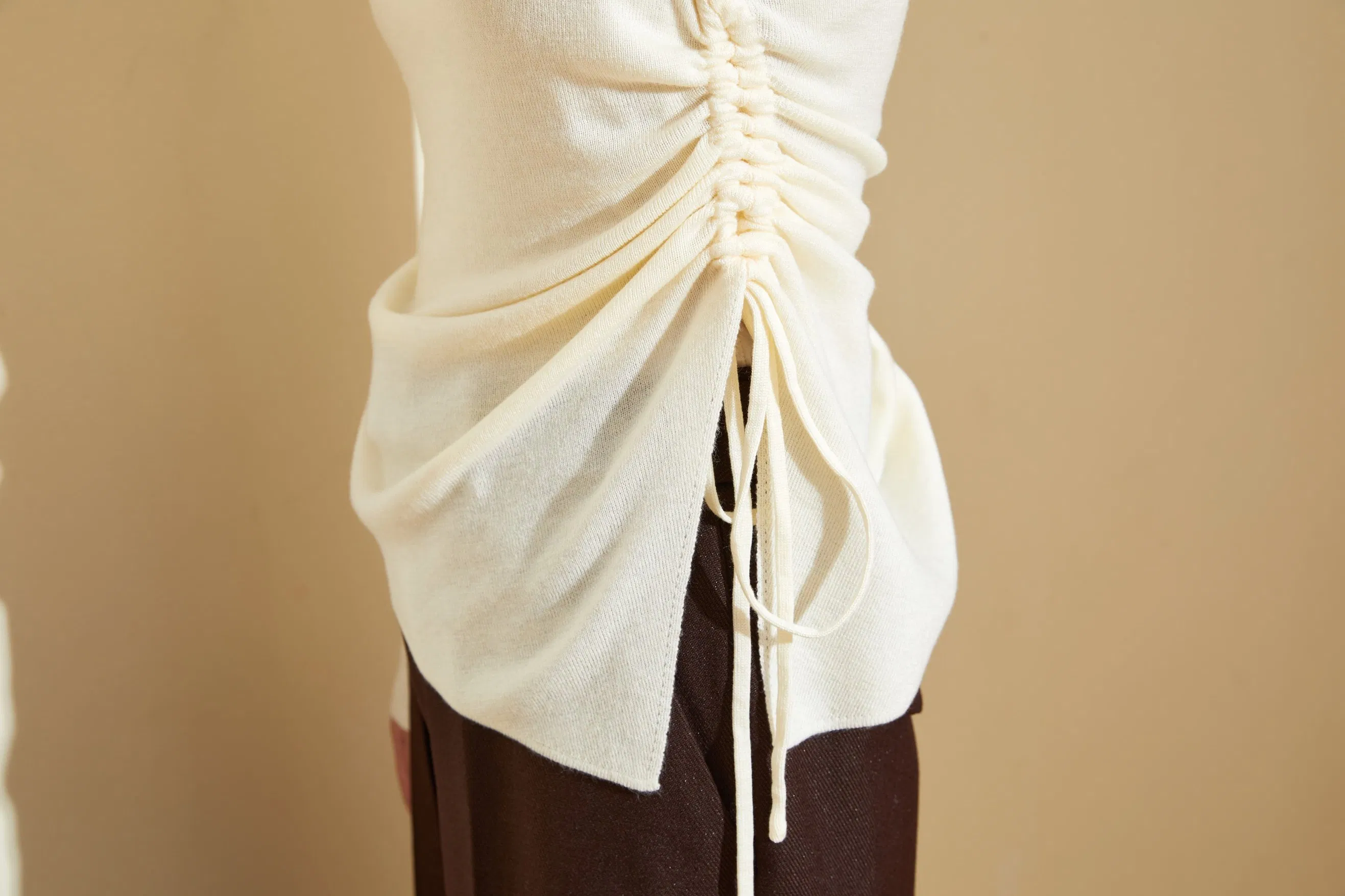 Роскошный женский свитер-пуловер с завязками по бокам из 100% шерсти класса люкс