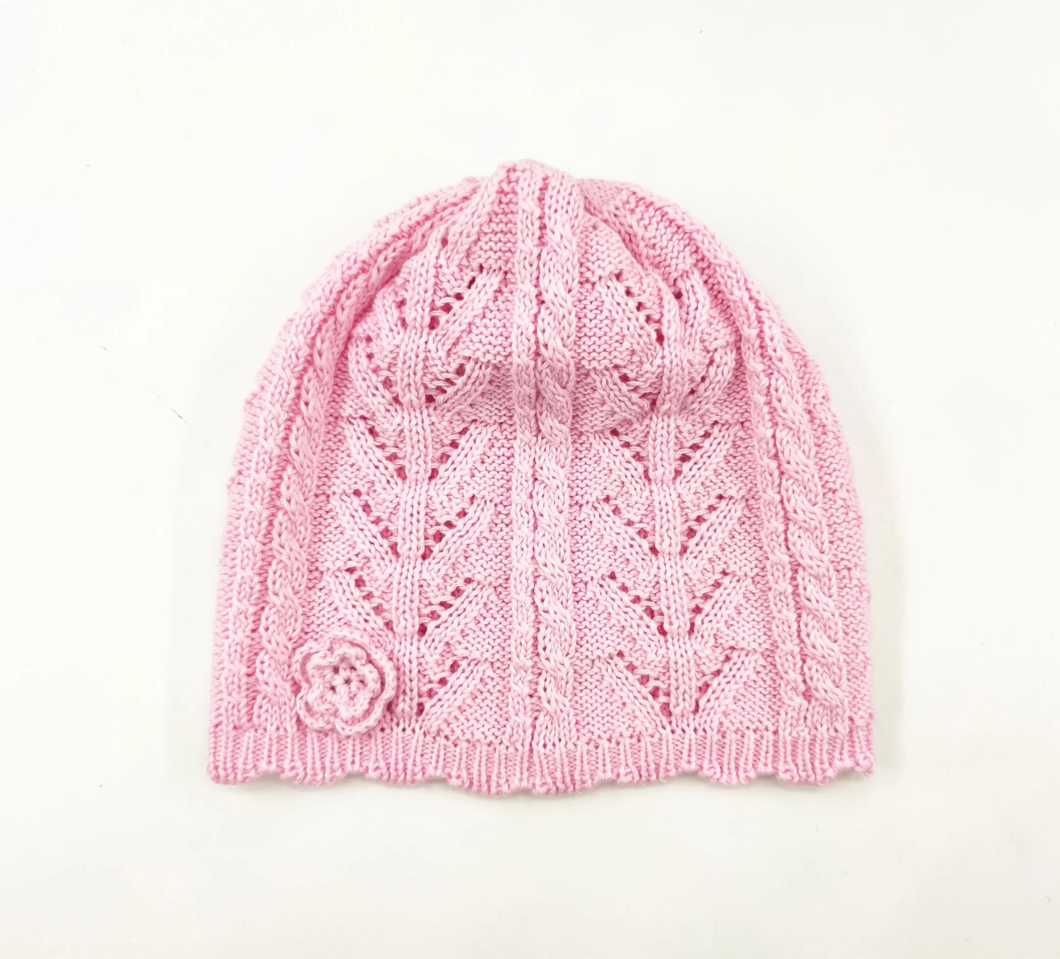 Жаккардовая вязаная шапочка ручной работы крючком с цветком