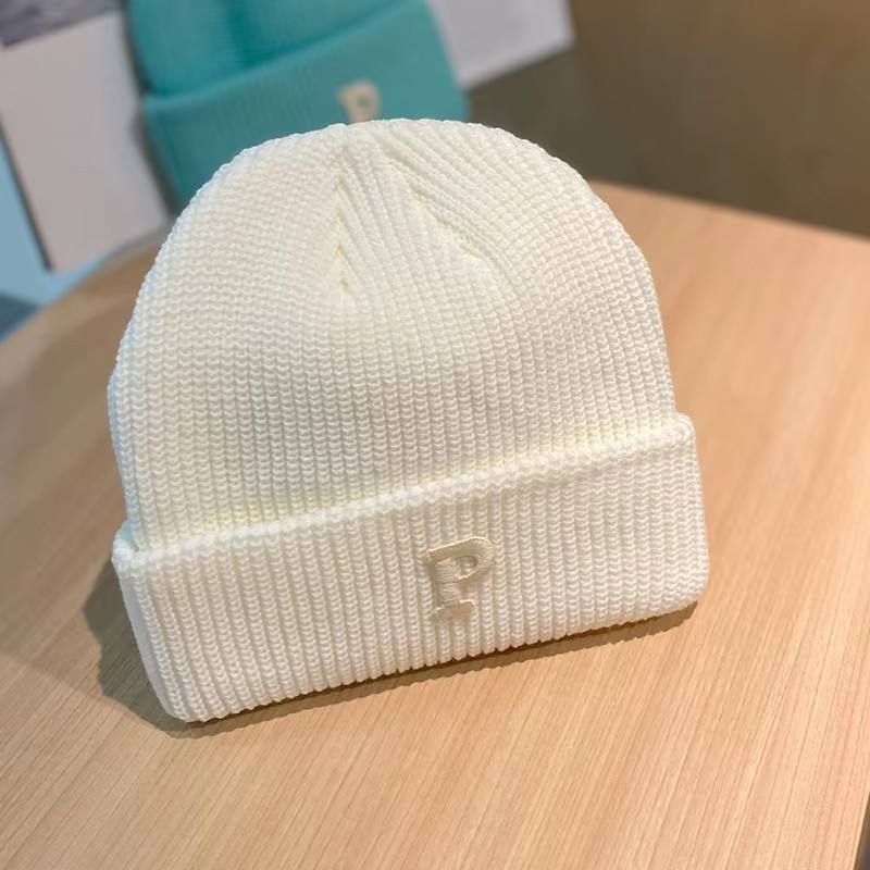 Уютная зимняя вязаная шапка для активного отдыха и тепла